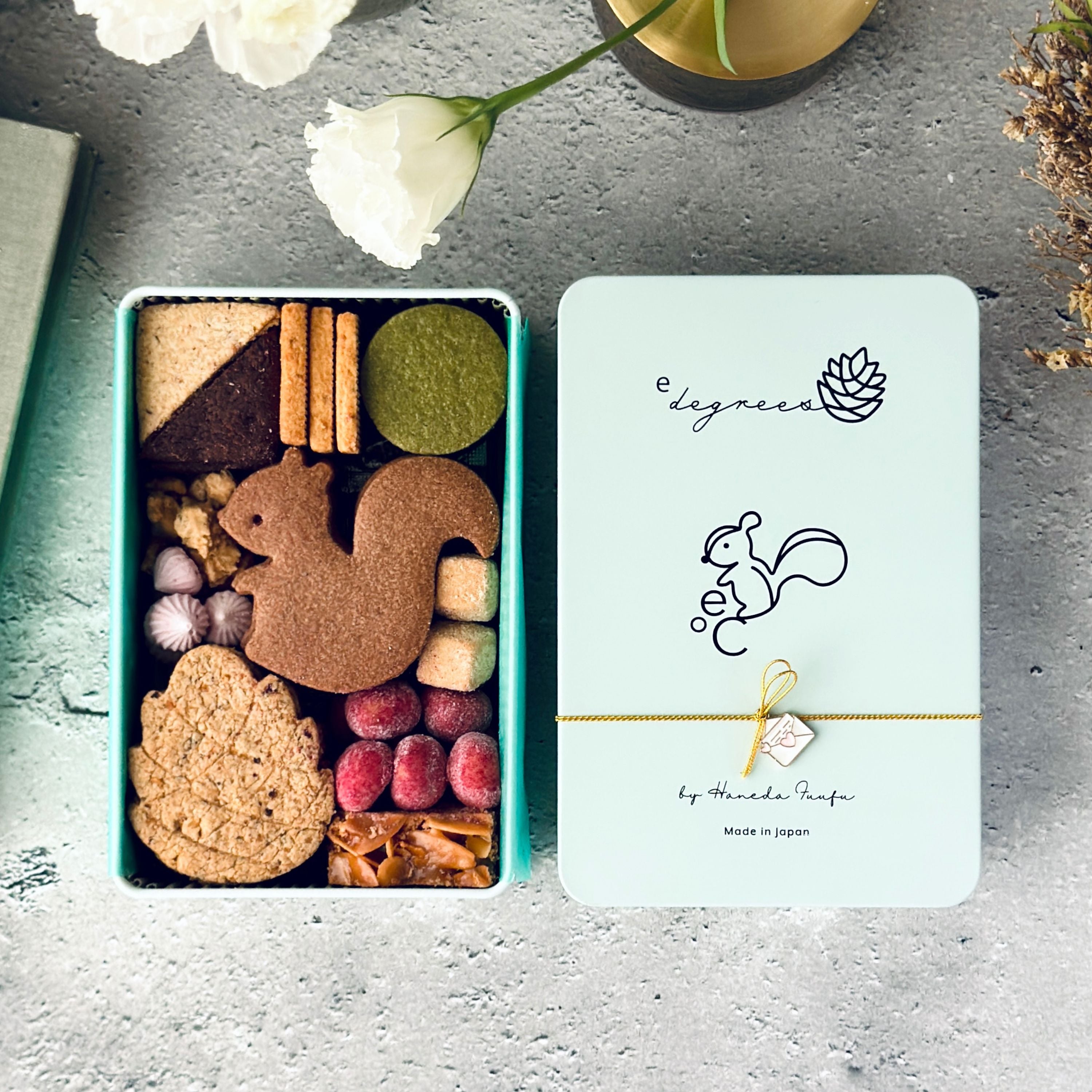 リスと戯れる森のクッキー缶 期間限定ラブレターチャーム付き