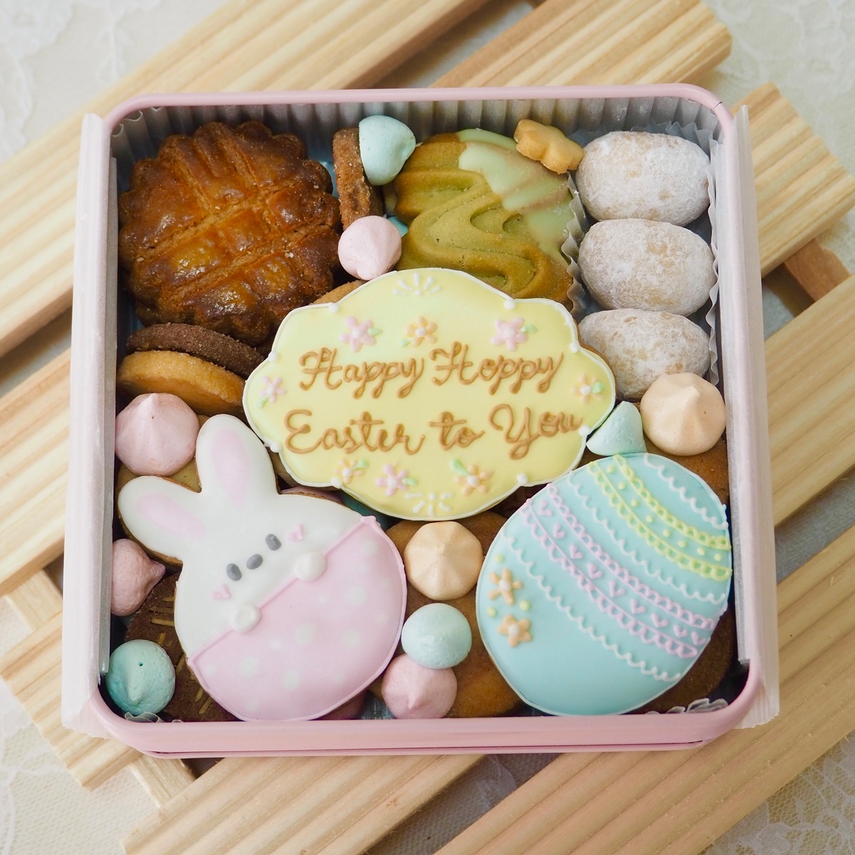 洋菓子工房 おかしな時間の代表商品 絵本と贈るクッキー缶『Happy Hoppy Easter to You!』